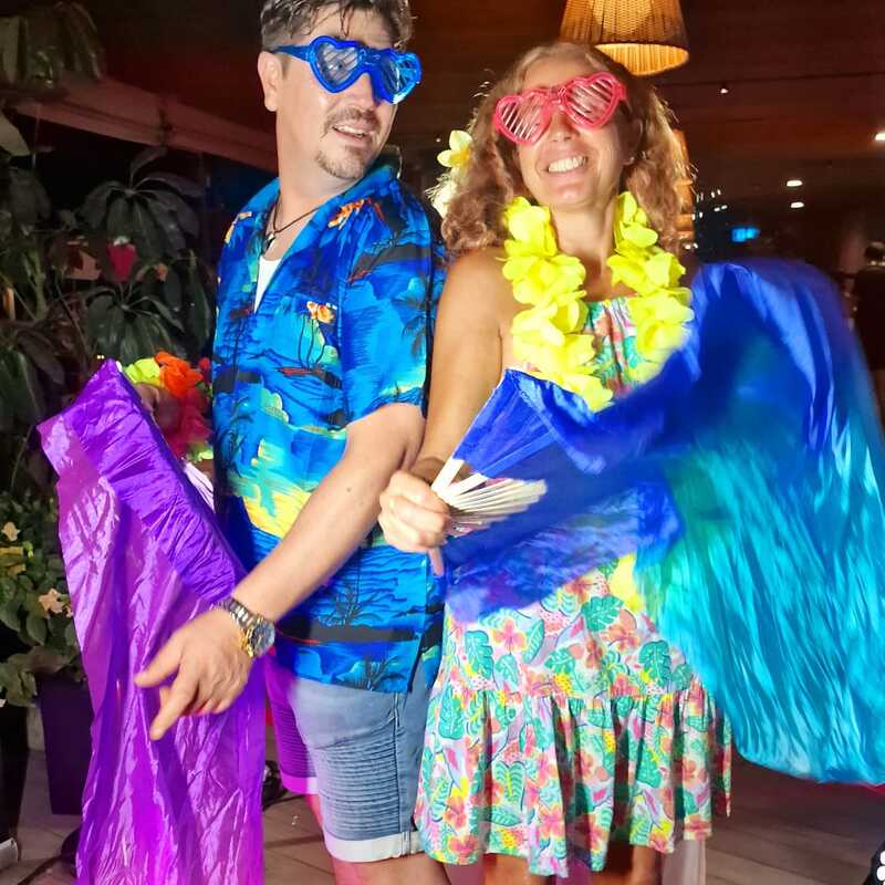 Invitados preparados para divertirse.